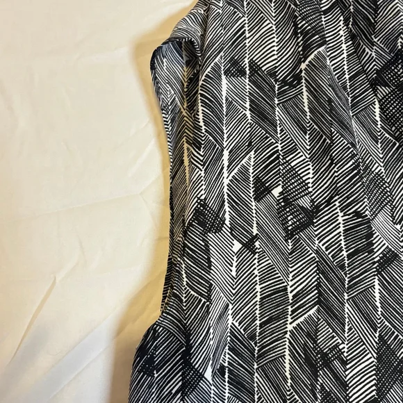Halston Studio Sleeveless Blouse L Black White Geometric Print Quiet Luxury - Picture 4 of 10